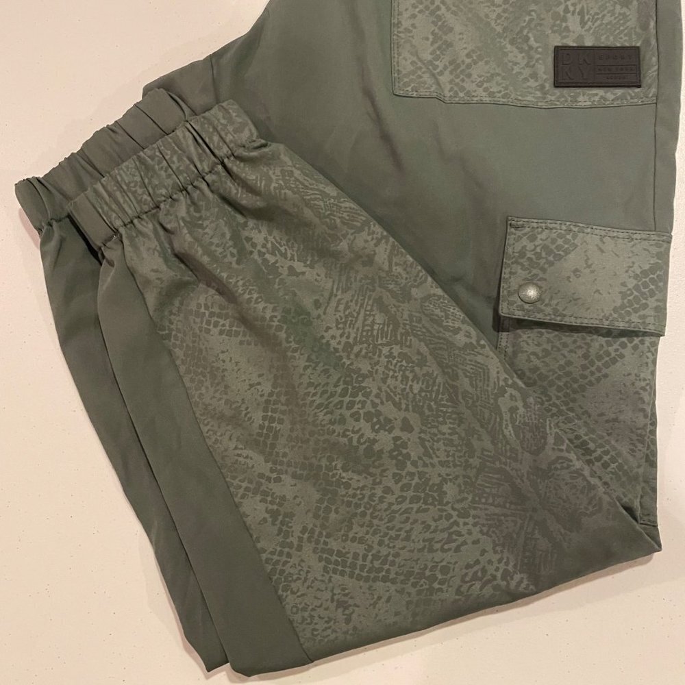 DKNY Sport Embossed Snakeskin Jogger Capri Pants Green Womens - Picture 3 of 4